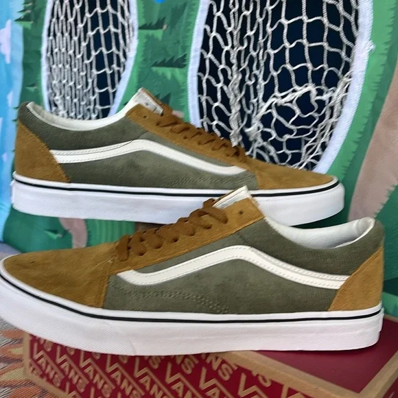 Vans Men’s Old Skool
Mini Cord Green/Brown
VN000ZNIT20A
Sneakers
 Corduroy - Picture 9 of 16